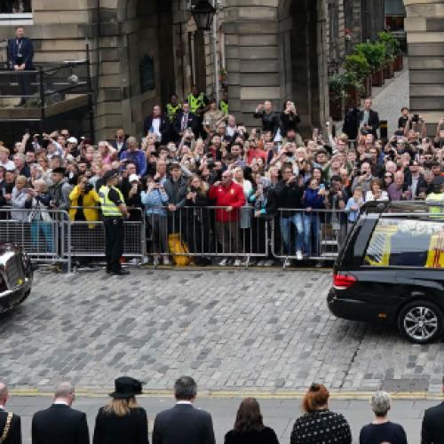 Queen’s coffin arrives in Scottish capital
