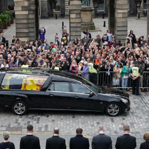 Queen’s coffin arrives in Scottish capital