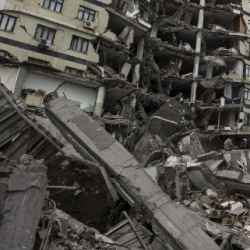 Quake toll tops 28,000, Turkey moves against builders