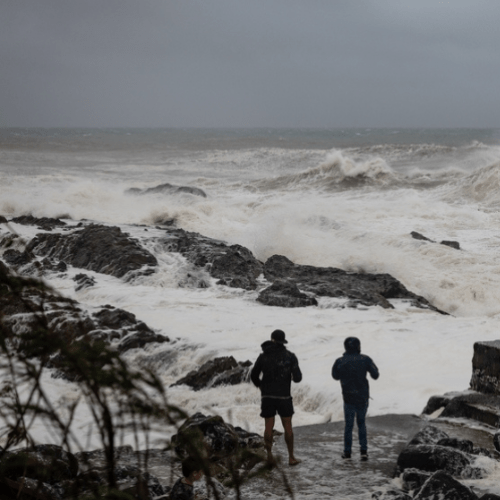 Gold Coast set to be lashed by gale winds and huge surf