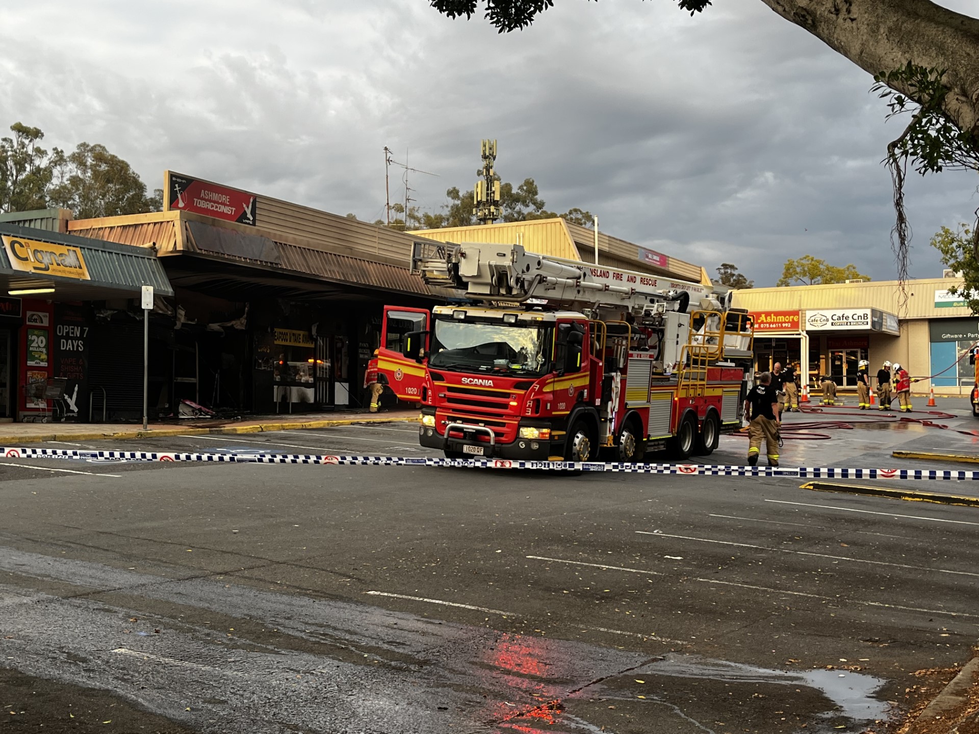 Suspicious blaze tears through Gold Coast shopping centre 