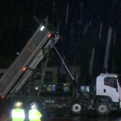 Chaos after Gold Coast garbage trucks gets stuck in powerlines