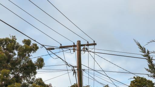 Mudgeeraba crash knocks out power to hundreds of homes