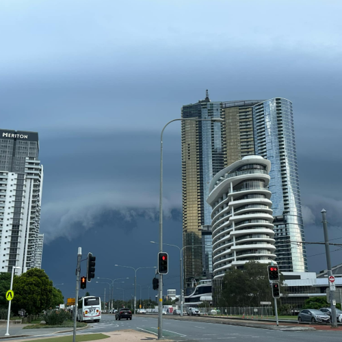 "Damaging winds, large hail" Severe storm warning issued for Gold Coast