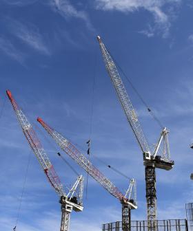 Man arrested after scaling Surfers Paradise crane