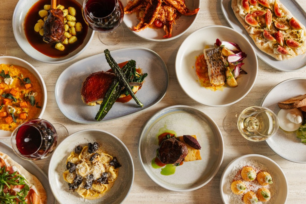 https://www.racv.com.au/travel-experiences/resorts/royal-pines-gold-coast/dining-bar.html