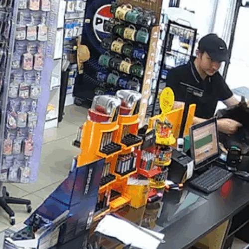 WATCH: Police hunt man after Gold Coast tobacconist robbed at knifepoint