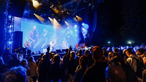 Massive crowds turn out for “awesome” Blues on Broadbeach